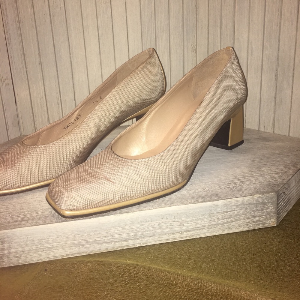 Stuart Weitzman Gold Low Heel Shoes Size 7.5b - image 1